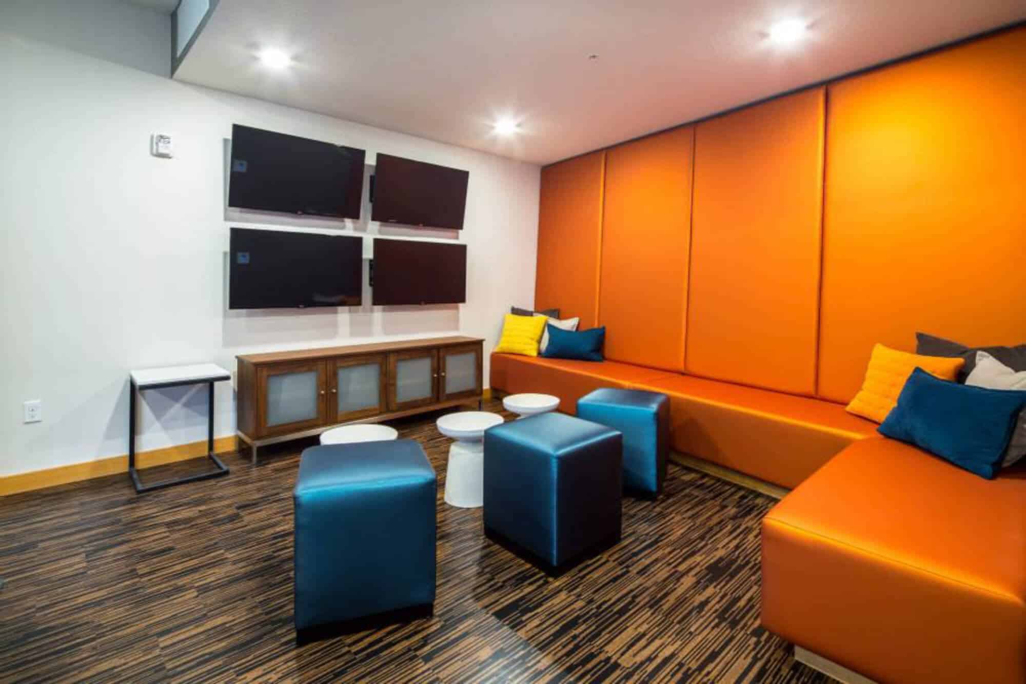 the knoll dinkytown off campus apartments near the university of minnesota resident clubhouse tv lounge area