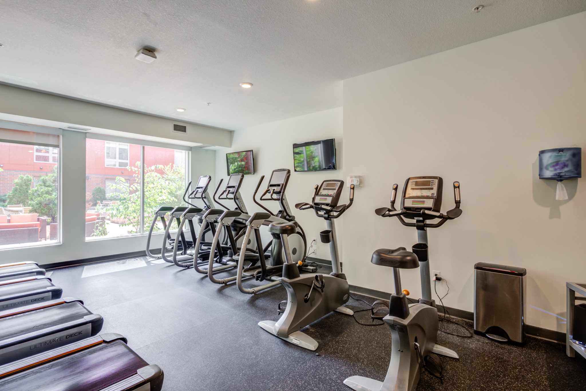the knoll dinkytown off campus apartments near the university of minnesota resident clubhouse fitness center cardio machines