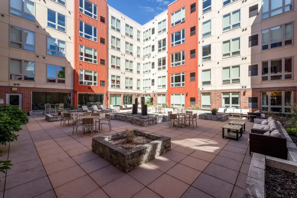 courtyard the knoll dinkytown apartments near the university of minnesota